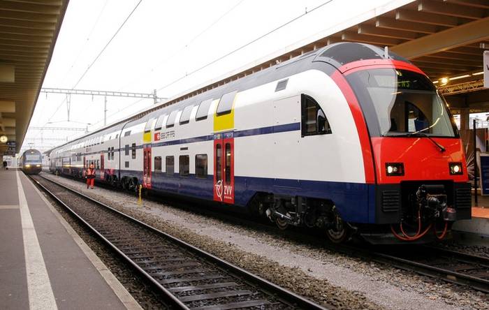 Zespół RABe 514 w pełnej okazałości podczas postoju na stacji. Fot. SBB