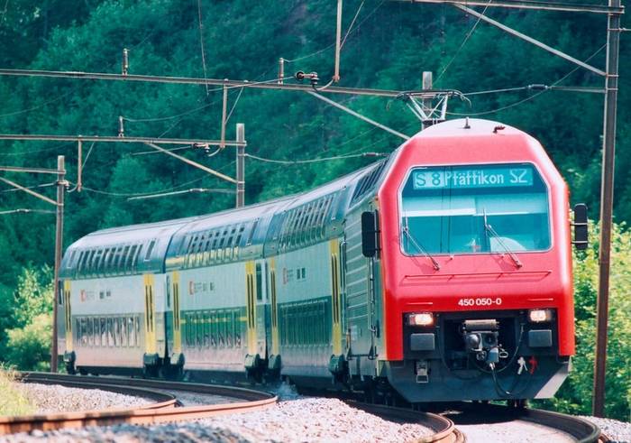 Re 450 tworzący piętrowy zespół ciągniono - pchany. Fot. SBB