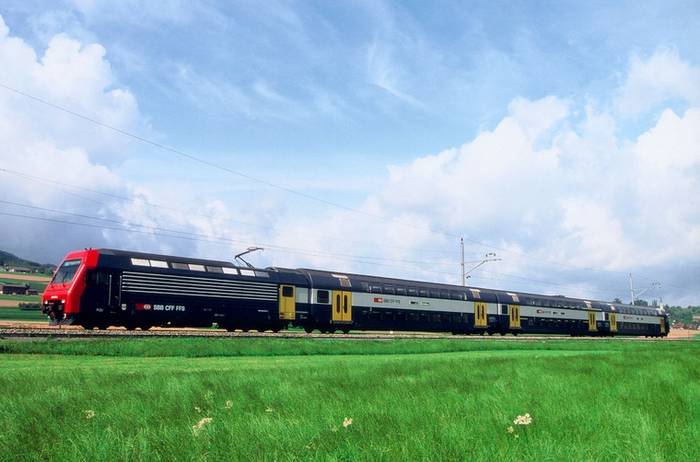 Re 450 tworzący piętrowy zespół ciągniono - pchany. Fot. SBB