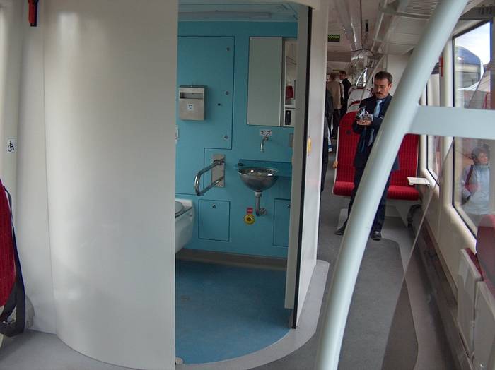 Przedział WC przystosowany dla osób niepełnospranych. Fot. R. Piech