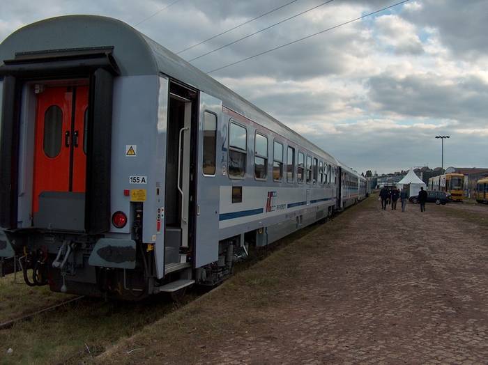 Przebudowany na mieszany wagon 2kl i barowy typu 155A. Fot. R. Piech