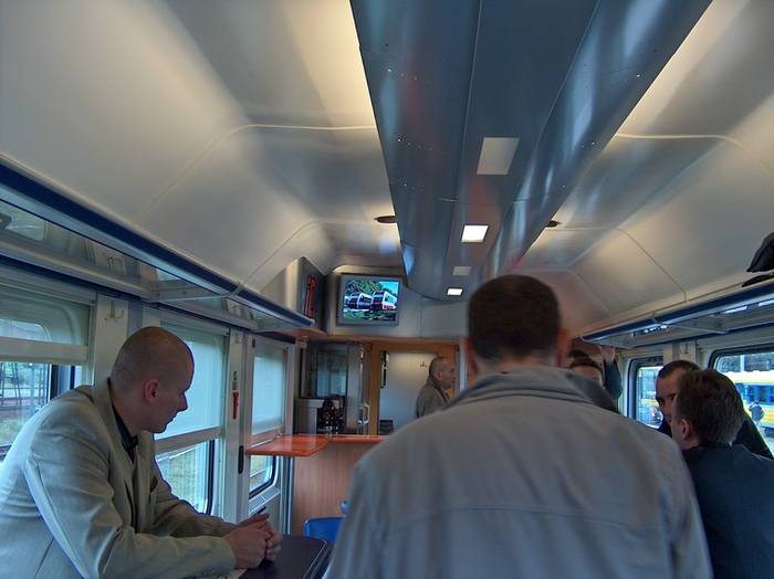 Pomimo targów ruch w przedziale barowym na całego. Fot. R. Piech