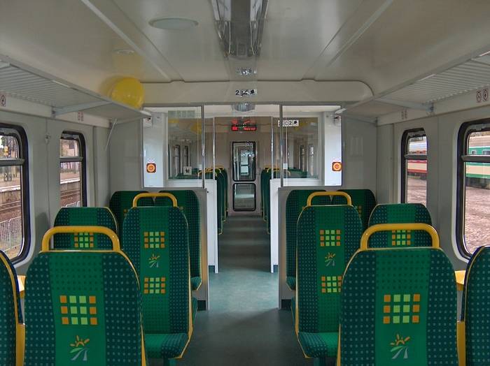 Wnętrze zmodernizowanego EZT. Fot. R. Piech