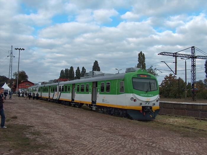 Zmodernizowany przez Koleje Mazowieckie skład EN57. Fot. R. Piech