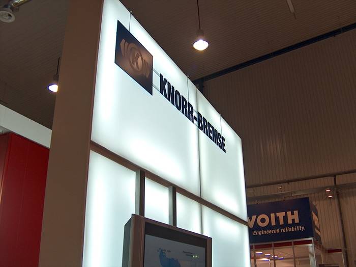 Swiecąca wieża przyciągała do Knorr Bremse. Fot. R. Piech