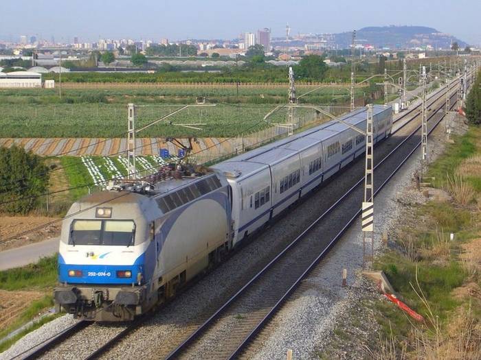 Skład wagonów Talgo ciągnięty lokomotywą. Fot. commons.wikimedia.org