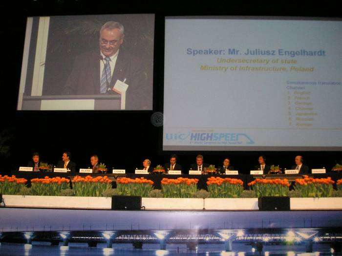 Przemawia Juliusz Engelhardt podczas UIC Highspeed 2008. Fot. PKP S.A.