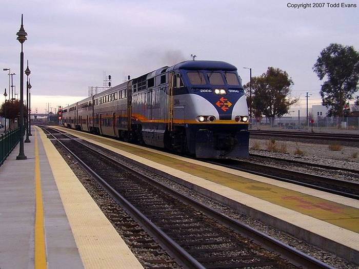 Skład wagonów zbliżonych do Surfliner na Capitol Corridor. Fot. Todd Evans, Wikimedia Commons, Attribution 2.0