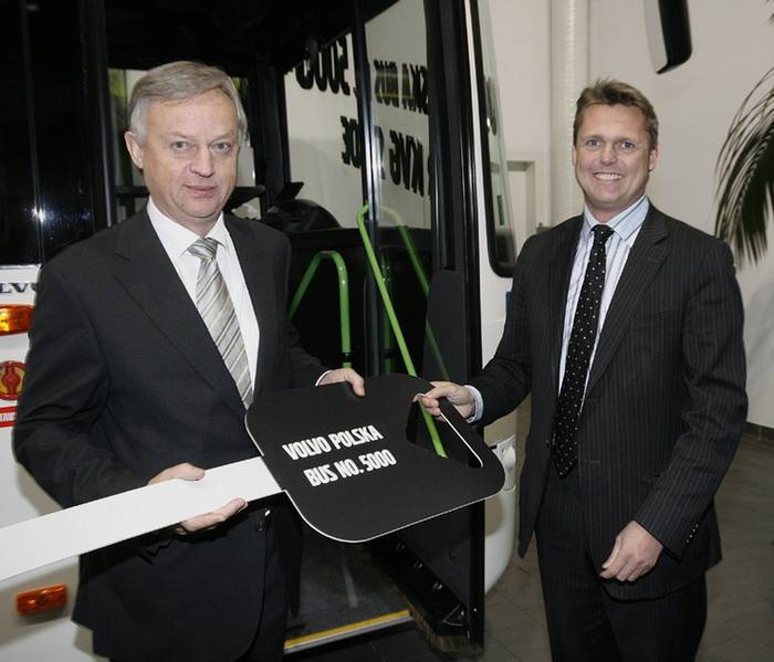 1.Håkan Karlsson, Prezes Volvo Bus Corporation (po prawej), przekazuje Heinzowi-Dieterowi Pohl, Prezesowi firmy KVG Stade symboliczny klucz do wyprodukowanego we Wrocławiu 5-tysięcznego autobusu Volvo