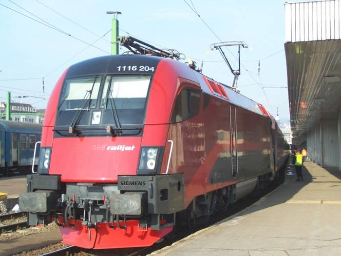 Taurus na czele pociągu Railjet. Fot. R. von Bagratuni