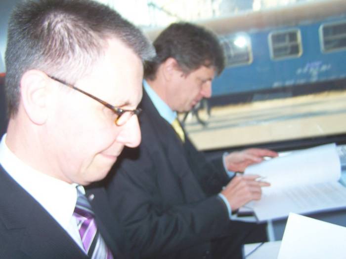 Erich Forster z ÖBB i Tamás Kozák z MÁV Start podpisują protokół o współpracy. Fot. R. von Bagratuni