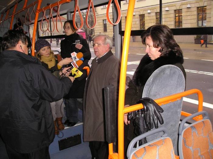 Pokaz spotkał się z bardzo dużym zainteresowaniem dziennikarzy. W autobusie ledwo się wszyscy pomieścili;wywiadu udziela prezes Rydecki, obok stoi Zastępczyni Prezydenta Lublina, która właśnie poinformowała o powstaniu Zarządu Transportu Miejskiego w Lublinie
