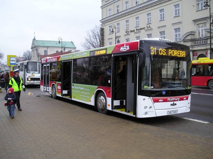 Autobus na prezentacji w centrum Lublina na przystanku na Pl. Litewskim