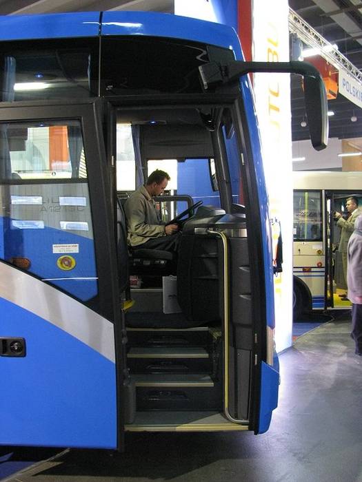 Wejście do autobusu Eurolider przez przednie drzwi. Fot. D. Więcławski