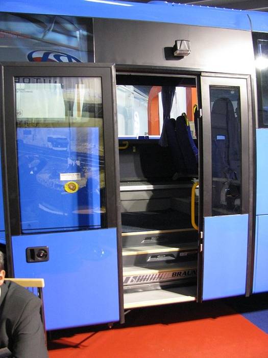 Widok na wejście do autobusu przez tylne drzwi. Fot. D. Więcławski