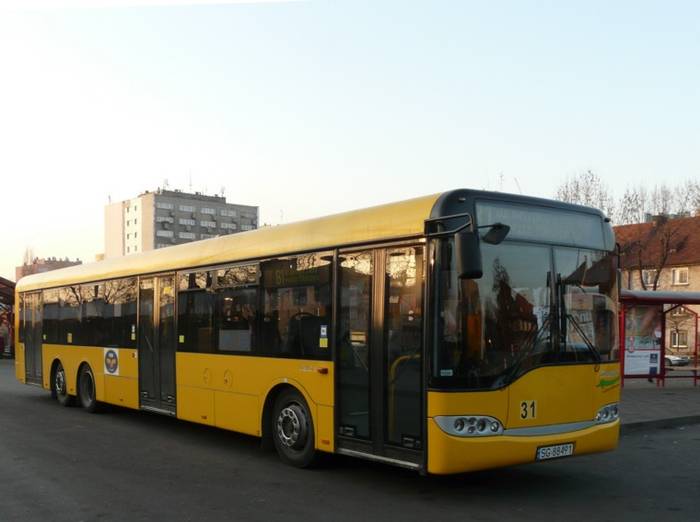 Również PKM Gliwice próbował zastąpić IKARUSY autobusami piętnastometrowymi po zakupie pięciu zaprzestano tego trendu kontynuując zakupy autobusów przegubowych fot. R. Piech