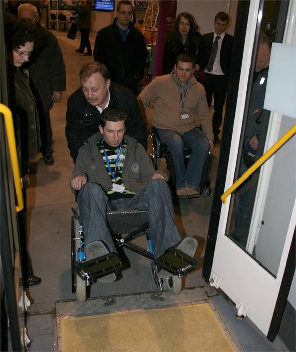 Kierowcy autobusów wcielają się w role niepełnosprawnych i sami próbują