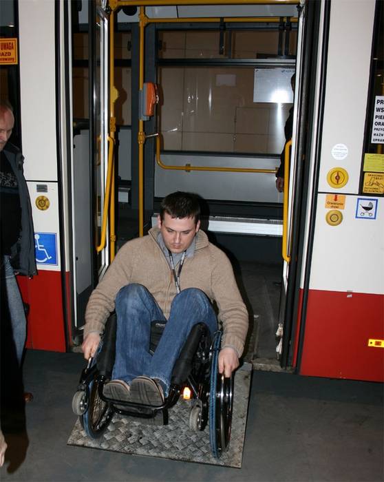 Łatwiejszy sposób wydostania się z autobusu, to zjazd z platformy.