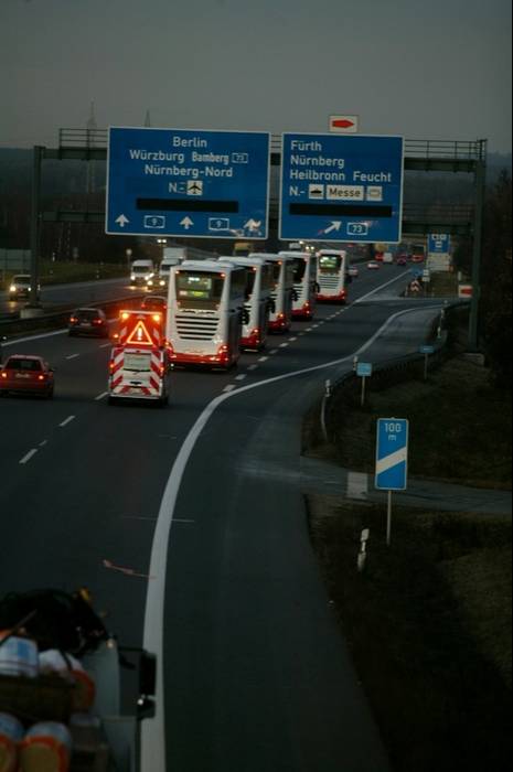 Każdy konwój składa się z pięciu autobusów. Kierowcy muszą pokonać 800 km z Pilsting do portu w Bremerhaven.