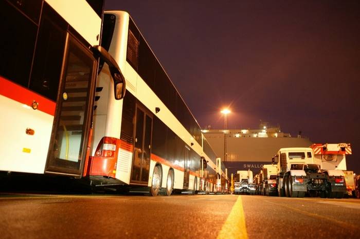 Przyjazd bladym świtem: trasa ciężkiego transportu przez Niemcy kończy się w porcie w Bremerhaven. Teraz autobusy zostaną załadowane na pokład kontenerowca i wysłane w kierunku Zatoki Perskiej.