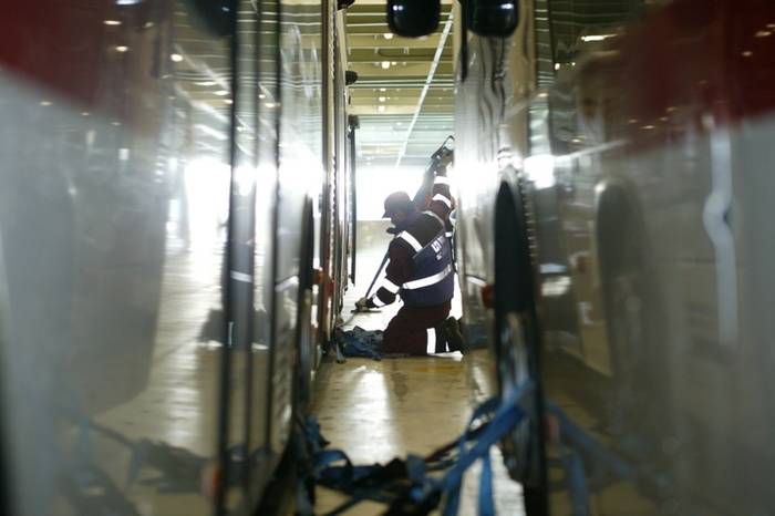 Załoga skrupulatnie przymocowuje każdy autobus, ponieważ przed siłą fal zabezpieczają je jedynie najlepsze mocowania. Dzięki temu nawet wysokie na 4,56 m giganty stoją pewnie. 