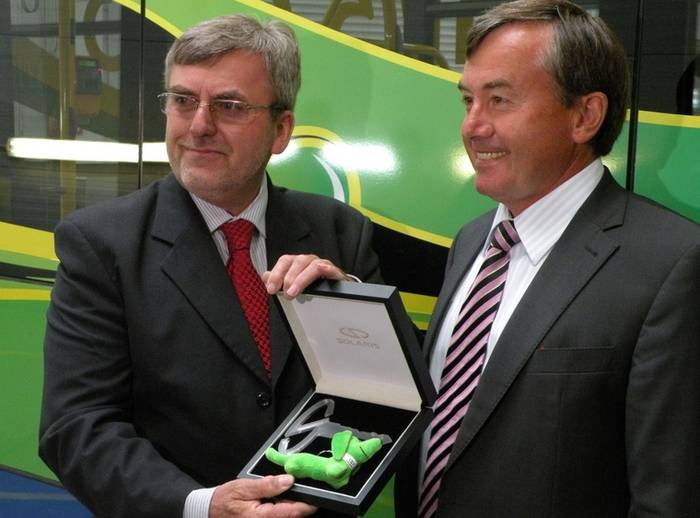 Marian Szymański, prezes Transkomu odebrał kluczyki do autobusu z rąk Krzysztofa Olszewskiego