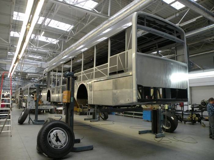 Solaris produkuje autobusy w swej fabryce w Bolechowie, szkielety pochodzą z zakładu w Środzie Wielkopolskiej