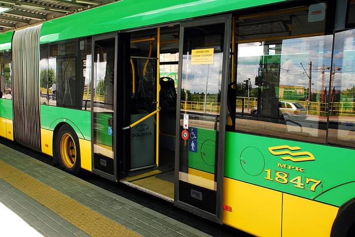 Drzwi odskokowo-przesuwne, które w poznańskich autobusach są nowością. Widocznie jest również żółty pas, który należy przekroczyć, by drzwi bez problemu się zamknęły