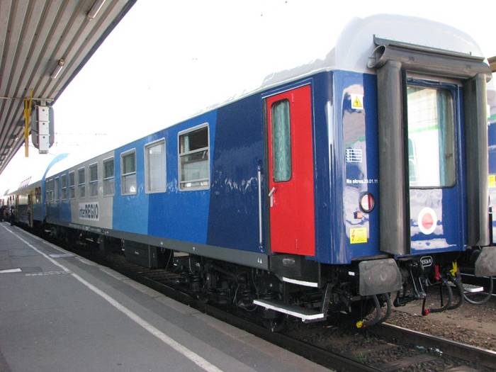 Nowe barwy interRegio. Salonka w pociągu dodatkowym z Warszawy do Kostrzyna podczas postoju w Poznaniu. Fot. Krzysztof Springer