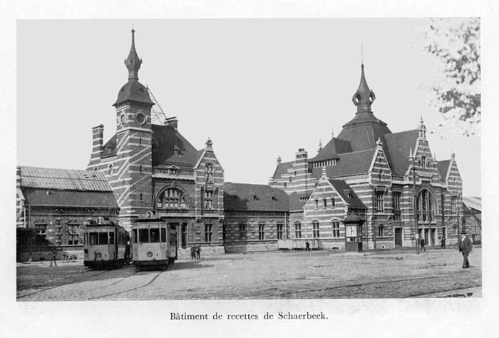 Tramwaje przed stacją Schaarbeek. Fot. The International Publishing Corporation s.a. Bruxelles, Wikimedia Commons, Public Domain