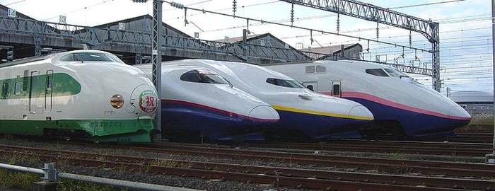 Tabor JR East, od lewej seria 200, E2, E4, E1 w lokomotywowni Niigata. Fot. Damasa, Wikimedia Commons, GFDL