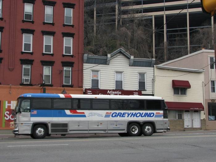 Starsze modele autobusach w barwach Greyhound.