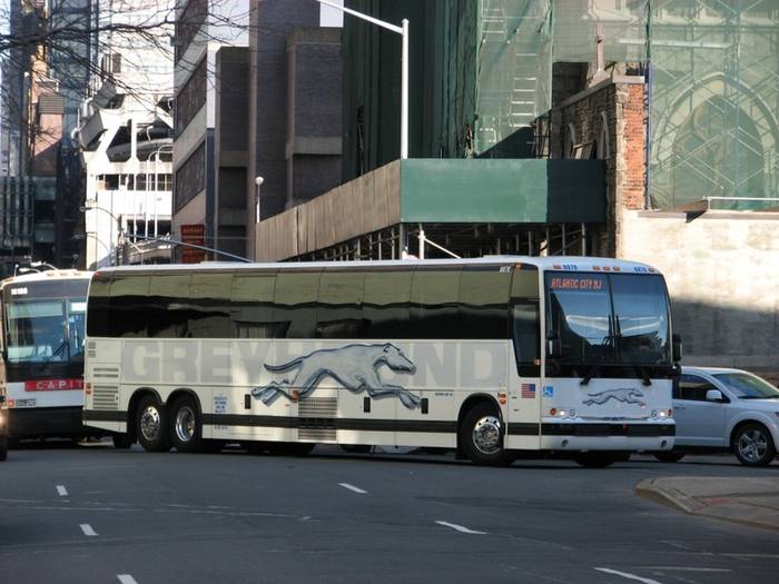 Prevost X3-45 w barwach Greyhound. Przewoźnik posiada ok. 102 takich egzemplarzy. Pojemność pasażerska to 50 miejsc.
