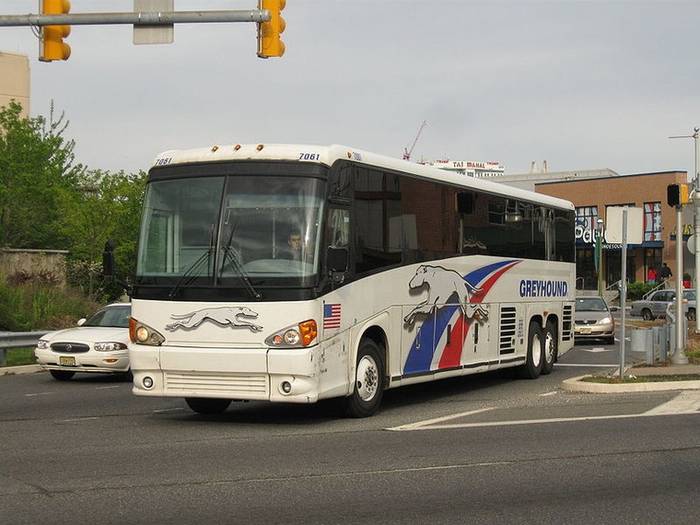 MCI G4500 w barwach Greyhound. Przewoźnik posiada ok. 290 szt. tego modelu. Pojemność pasażerska to 55 miejsc. 