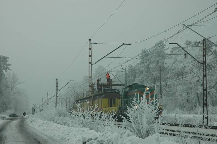 Pracownicy PKP Energetyka usuwają awarię sieci. Fot. PKP S.A.