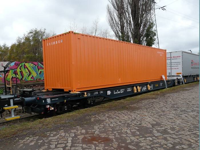 Sześcioosiowy wagon do transportu kontenerów i naczep produkcji Vagonka Tresibov a.s. Fot. R. Piech