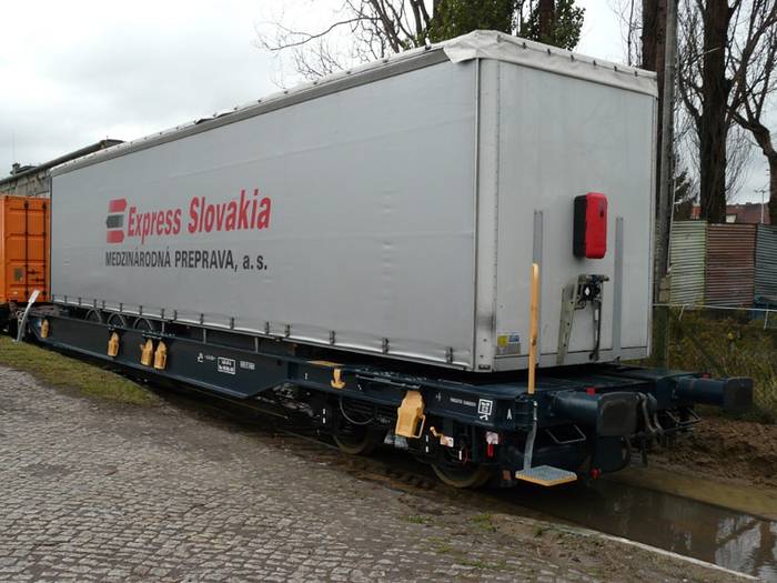 Sześcioosiowy wagon do transportu kontenerów i naczep produkcji Vagonka Tresibov a.s. Fot. R. Piech
