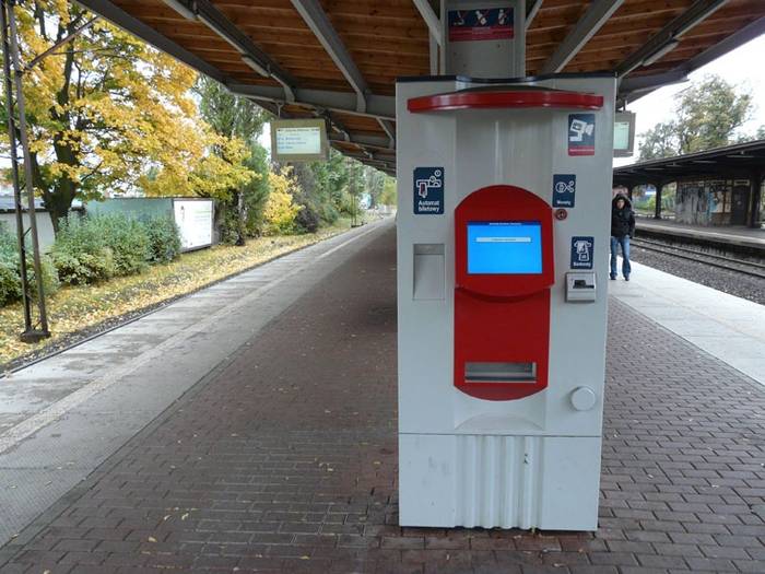 Automat biletowy SKM tymczasowo nieczynny i statyczna informacja pasażerska na monitorach LCD - polskie kurioza. Fot. R. Piech