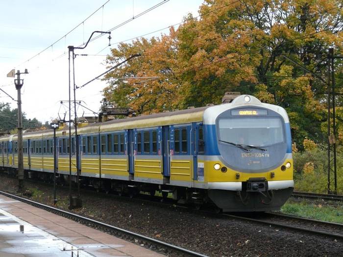 EN57 z impulsowym rozruchem zmierzają w kierunku Gdańska. Fot. R. Piech