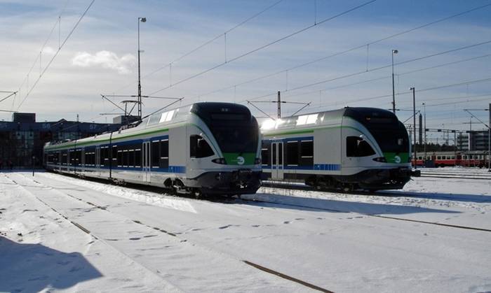 Dwa składy Flirt należące do JunakalustoOy. Fot. Stadler