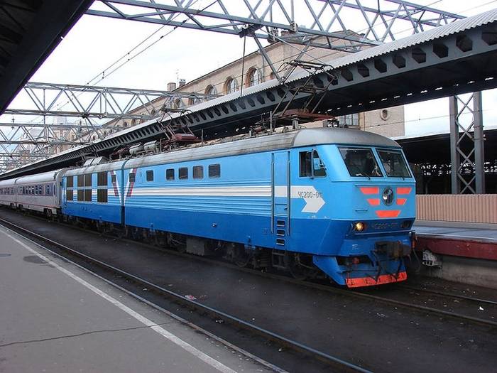 Lokomotywa CzS200 na czele pociągu Newski Ekspres. Fot. Sergey Nemanov, Wikimedia Commons, CC-BY-SA 2.5