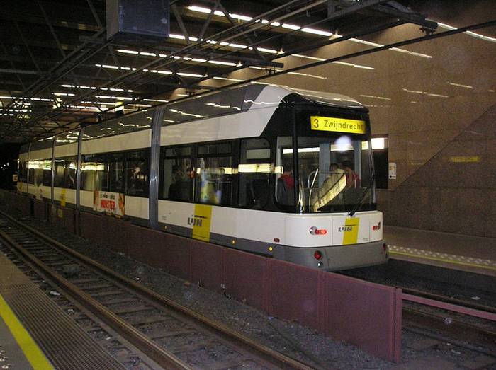 Jednokierunkowy tramwaj HermeLijn. Fot. Vitaly Volkov, Wikimedia Commons, CC-BY-A 2.0