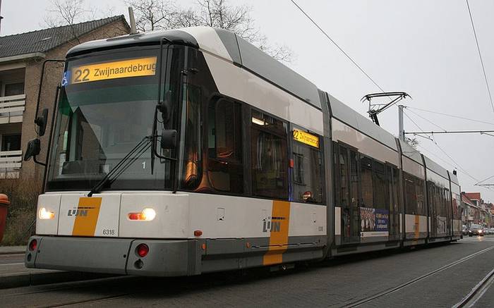 Dwukierunkowy tramwaj HermeLijn. Fot. Mauritsvink, Wikimedia Commons, GFDL