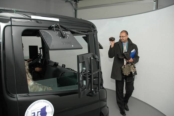 Instytut Transportu Samochodowego zorganizował konferencję prasową dotyczącą prezentacji Badawczego Symulatora Samochodu Ciężarowego i Autobusu, która odbyła się w siedzibie ITS w dniu 3 lutego 2010 roku.