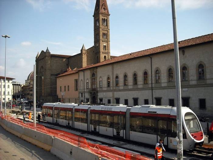 Przejazd testowy tramwaju Sirio na budowanym właśnie odcinku. Fot. Comune di Firenze, Wikimedia Commons, GFDL