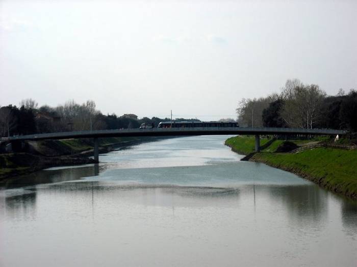 Most tramwajowy przez Arno. Fot. Comune di Firenze, Wikimedia Commons, GFDL