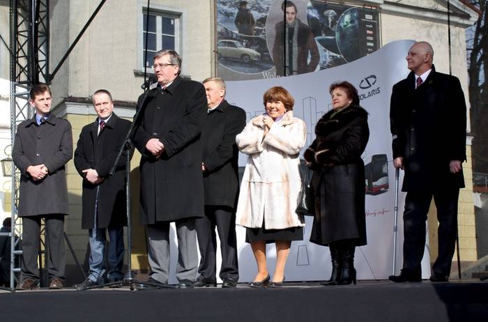 W uroczystości przekazania nowych Solarisów uczestniczył m.in. Marszałek Sejmu PR Bronisław Komorowski
