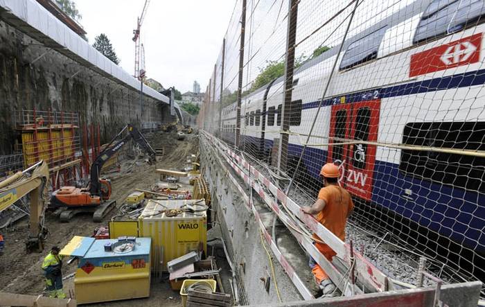 Poszerzanie wykopu przed stacją Oerlikon. Fot. SBB