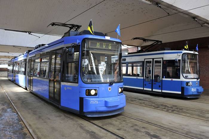 Tramwaj zmodernizowany kontra oryginał. Fot. SWM-MVG