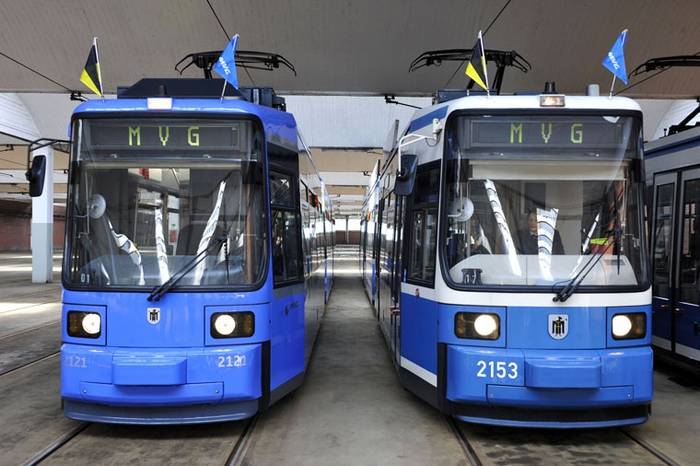 Tramwaj zmodernizowany kontra oryginał. Fot. SWM-MVG
